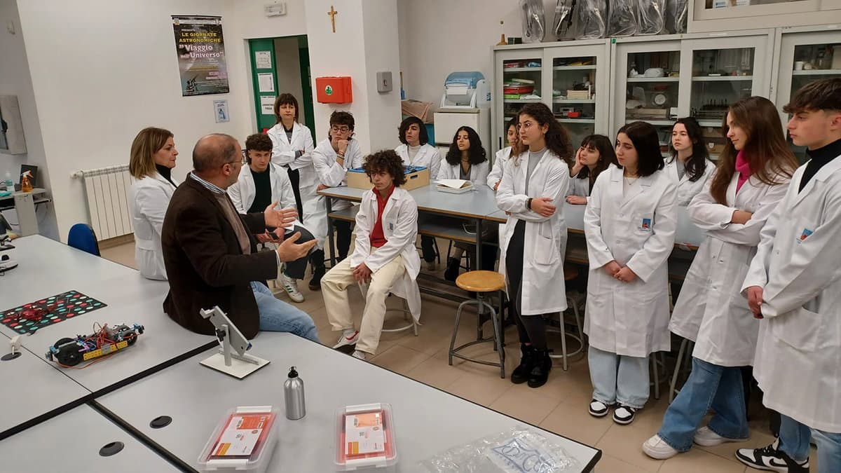 Trebisacce, inizia una collaborazione tra il Polo Liceale "Galilei" e il Dipartimento di Fisica dell’Unical