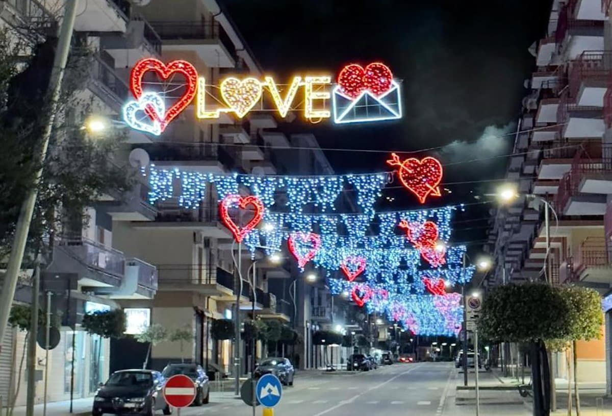 Alza gli occhi e sorprenditi: su Viale Michelangelo nasce il "Viale dell'Amore"