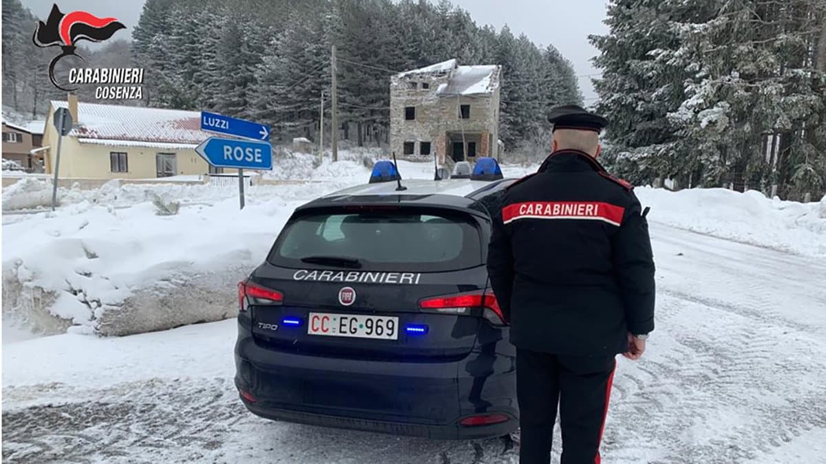 Spara al gestore di un bar e lo colpisce alla gamba: arrestato un 41enne nel cosentino