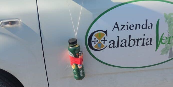 Una bottiglia incendiaria su un mezzo di Calabria Verde