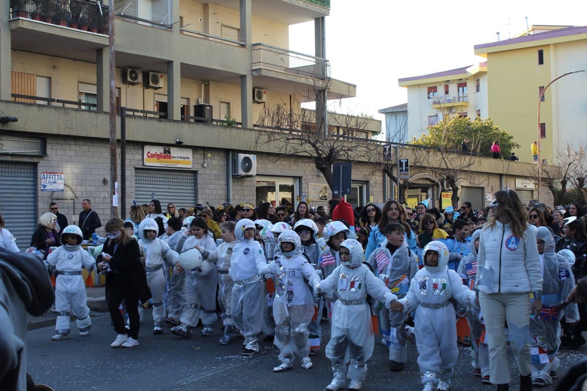 Festa del sorriso a Co-Ro, le strade coriglianesi invase per il funerale di “Grigorij Carnaliveri”