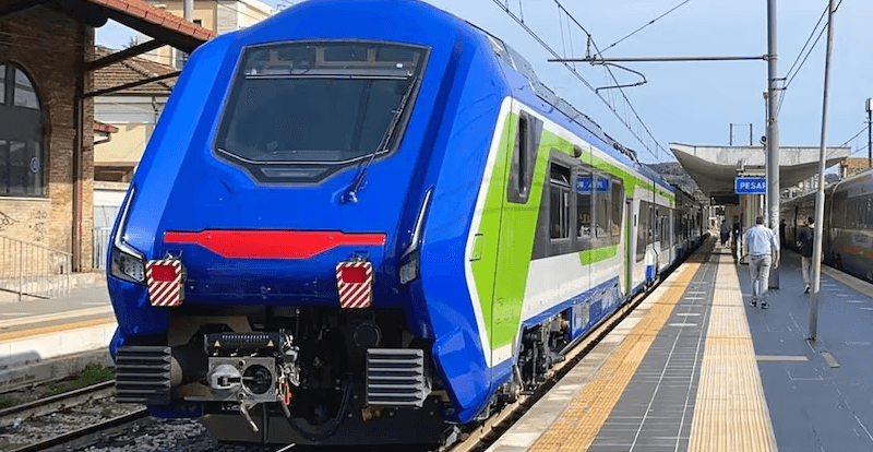 È arrivato in Calabria il primo dei tredici treni ibridi Blues. Quando li vedremo transitare nella Sibaritide?