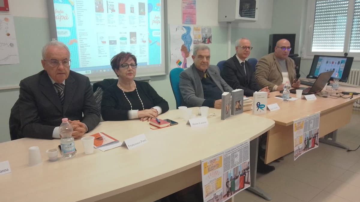 Poesia e pace protagoniste dell'incontro tra Dante Maffìa e gli studenti di Crosia