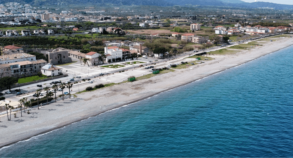 "Co-Ro Pulita" su interventi di pulizia e vagliatura: «Miglioriamo l'attrattività e fruibilità della spiaggia tutto l'anno»