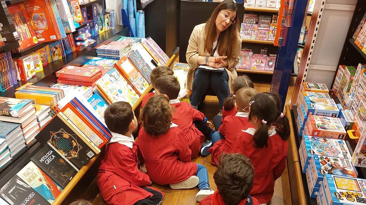 I bimbi della sezione 5 anni della scuola dell'infanzia paritaria “la Coccinella” alla scoperta del mondo dei libri