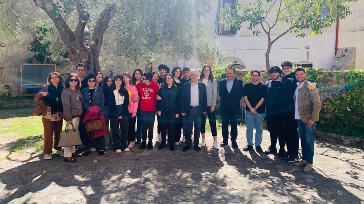 I ragazzi del Liceo Artistico di Rossano disegnano le panchine del “Bosco urbano”