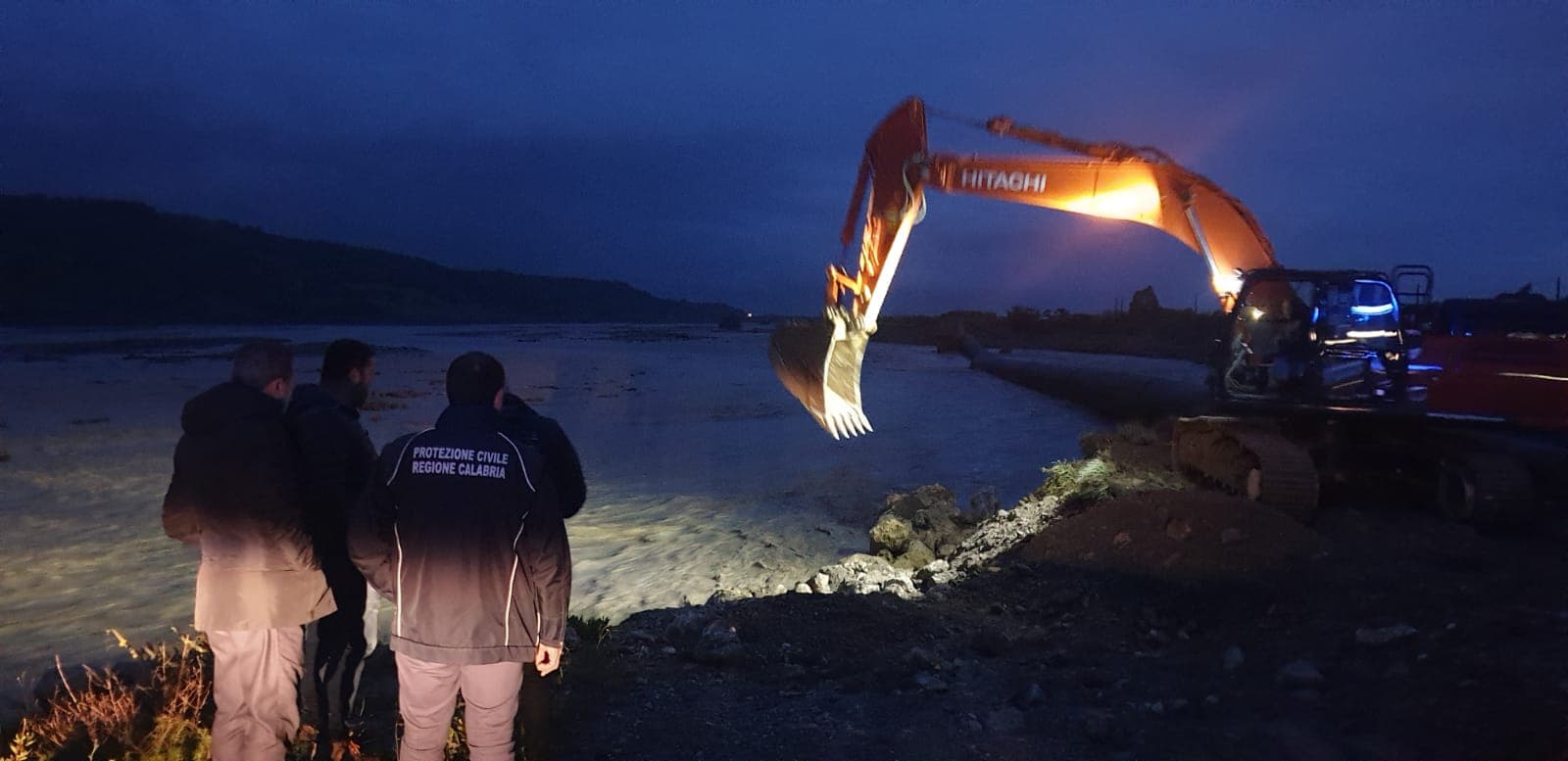 Paura per la piena del Trionto che ha rotto l'argine a Sorrenti a Crosia Mirto