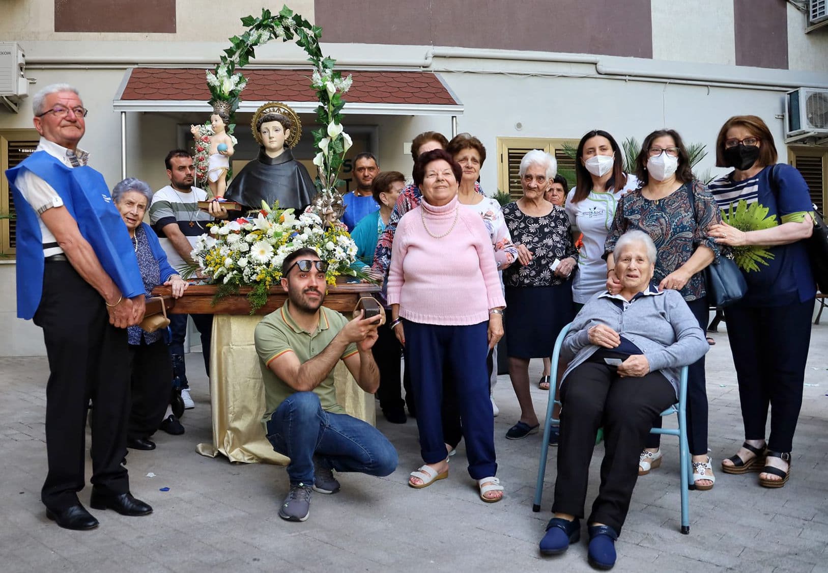 Alla residenza anziani Teniamoci Stretti arriva la statua di Sant'Antonio