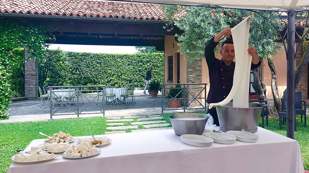 Il maestro casaro Paolo Pignataro approda in Piemonte con il suo Mozzarella Show Cooking
