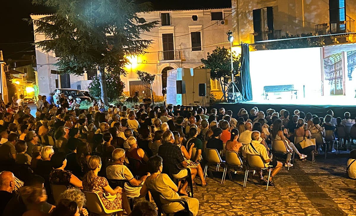 Continua la programmazione estiva a Cariati: applausi per la commedia teatrale “Il medico dei pazzi”