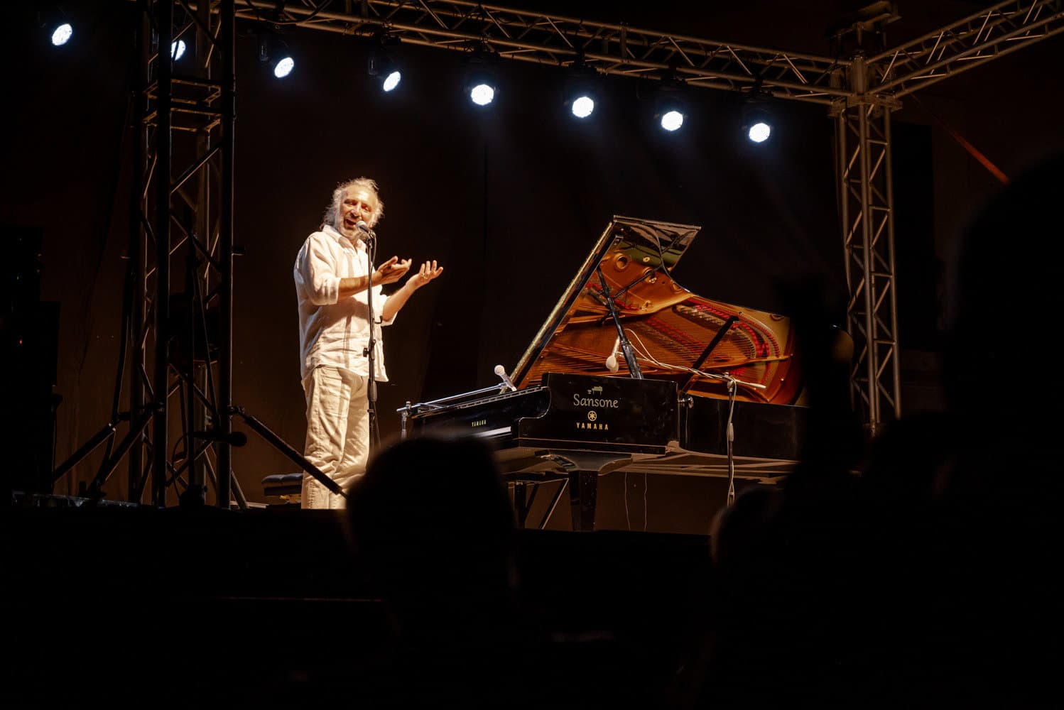 Bollani incanta il pubblico del Quadrato Compagna esibendosi con il suo pianoforte