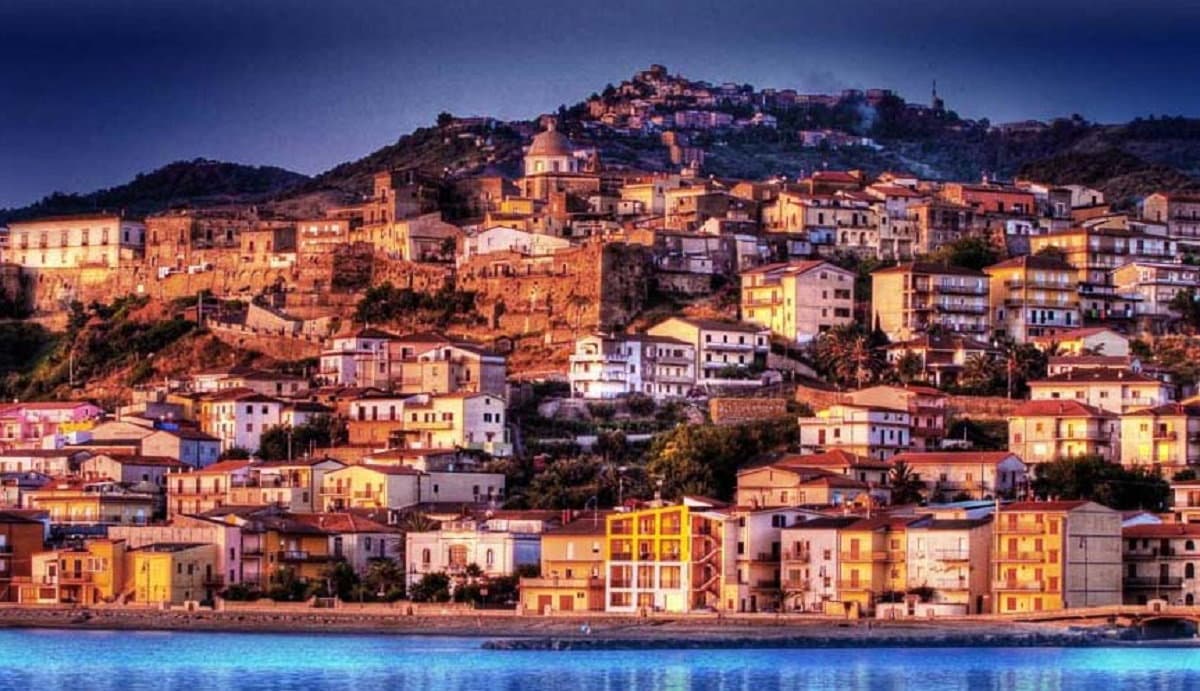 Cariati, dodici voci e un pianoforte per il porto in musica