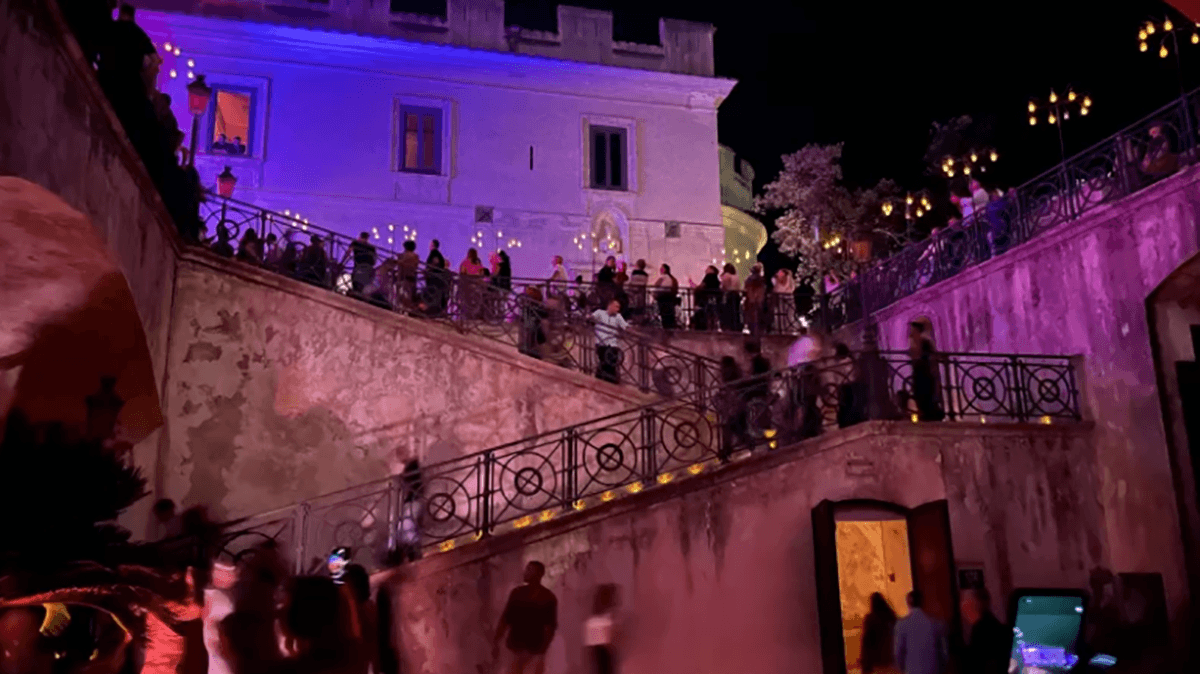 Il Castello Ducale di Corigliano immerso nella magia dell'arte: calici di vino e candele a decorare