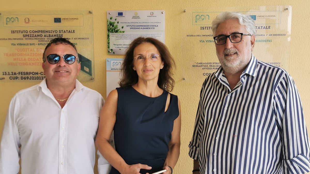 Spezzano, il sindaco fa visita alle scuole cittadine in occasione della "prima campanella"