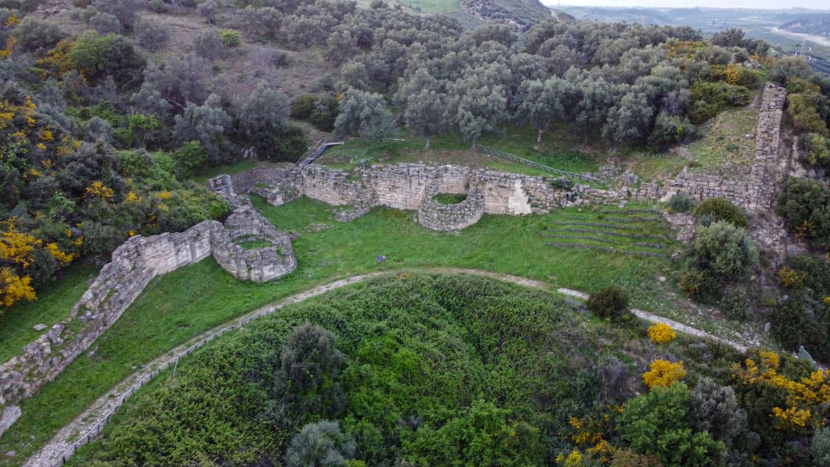 Paludi: una passeggiata tra archeologia e natura a suon di fisarmonica, gustando i sapori della tradizione