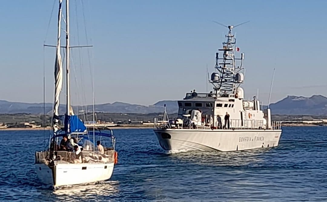 Fermati tre presunti scafisti nello Jonio: stavano trasportando 69 migranti partiti dalla Turchia