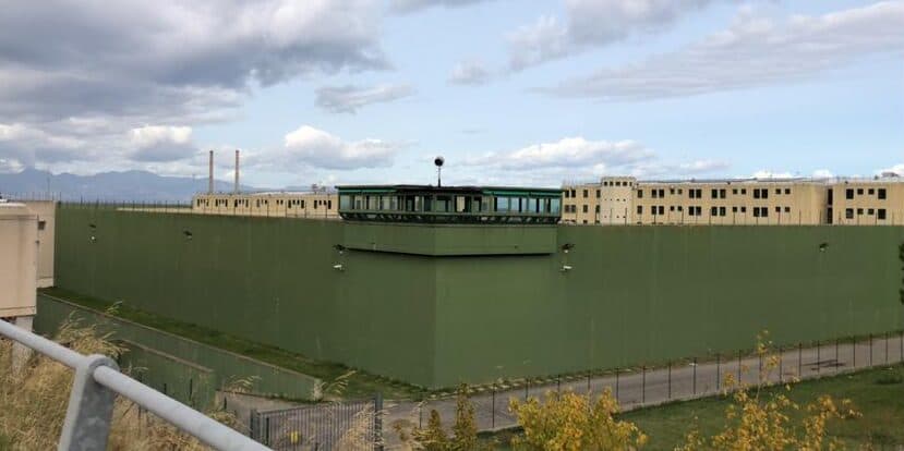 Ennesima aggressione in carcere, detenuto tenta di strangolare agente della Penitenziaria