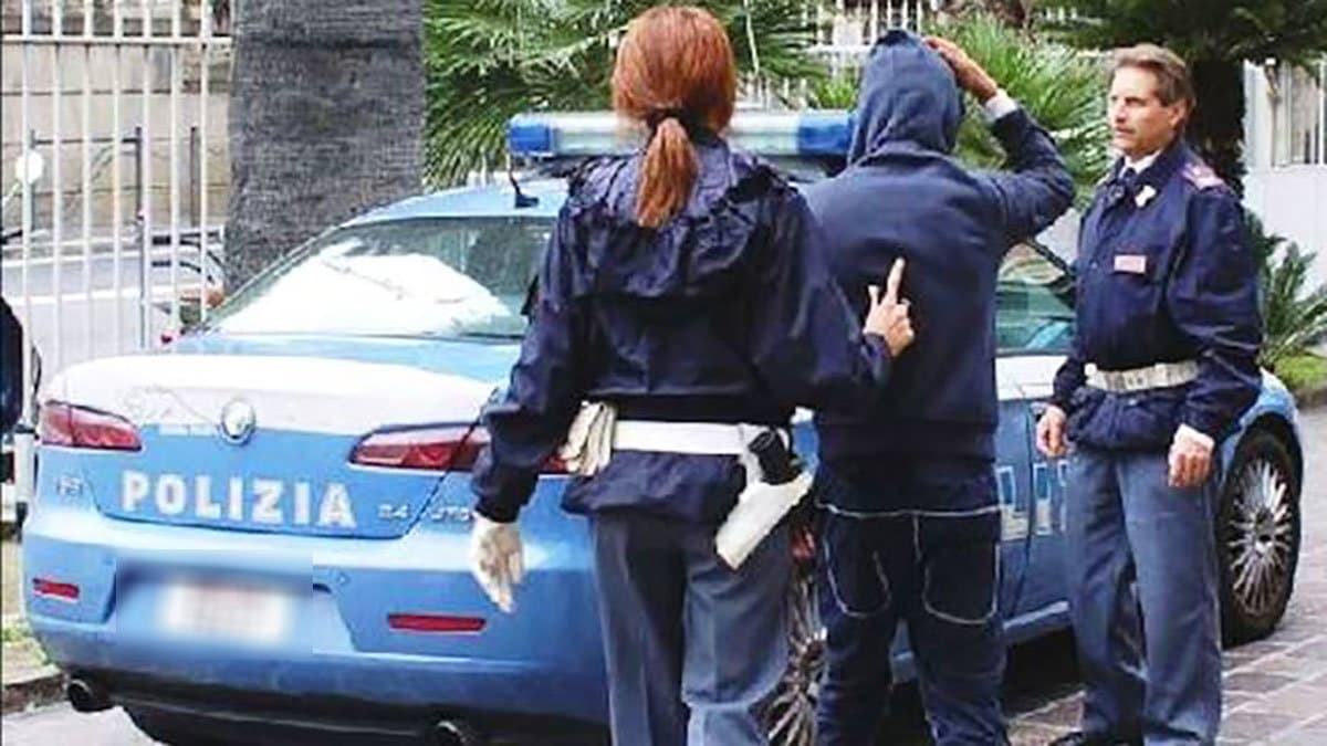 Fermato in auto con otto dosi di cocaina: arrestato 22enne