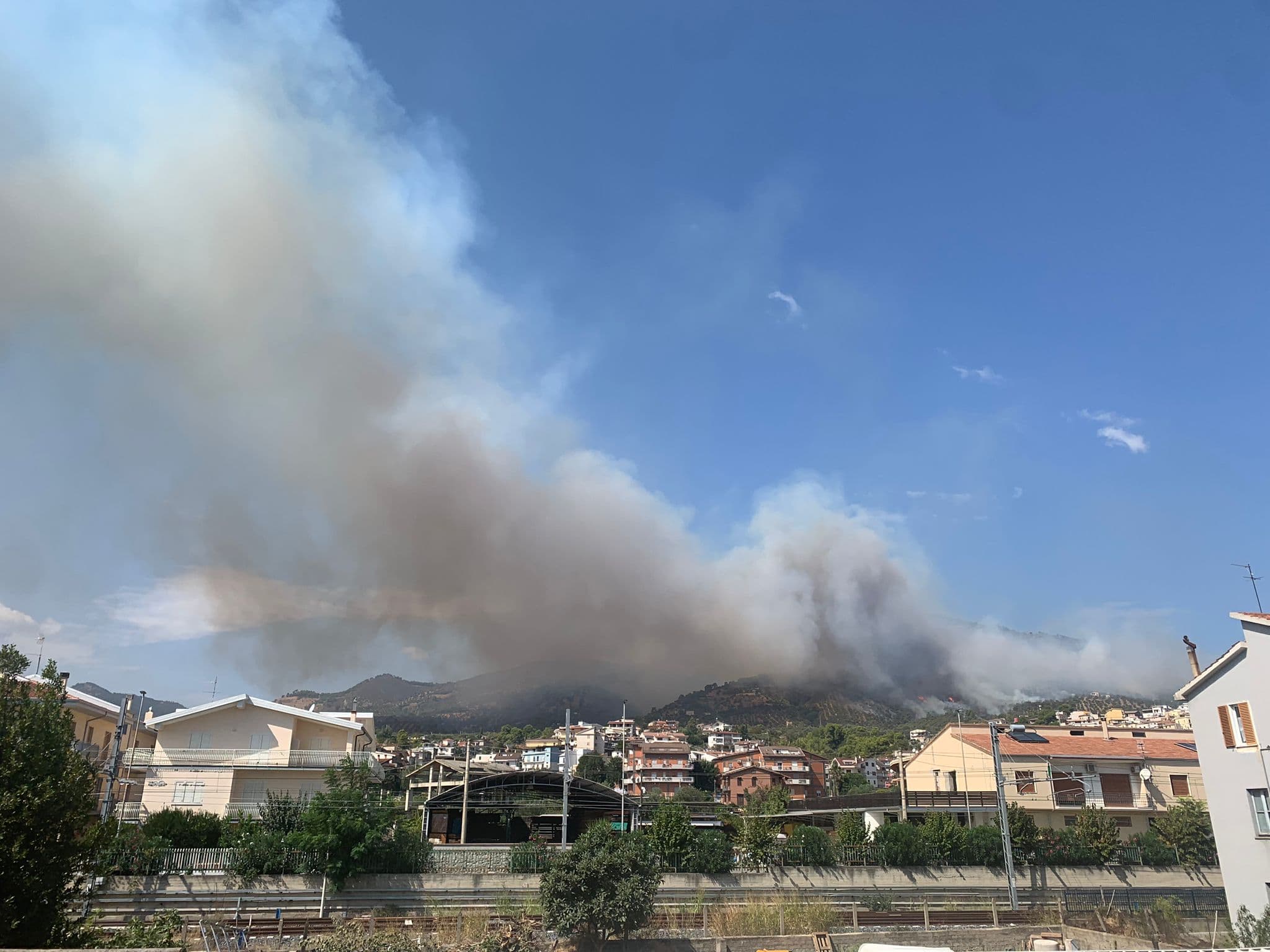 Vasto incendio in località Mostarico a Trebisacce. Sul posto i vigili del fuoco