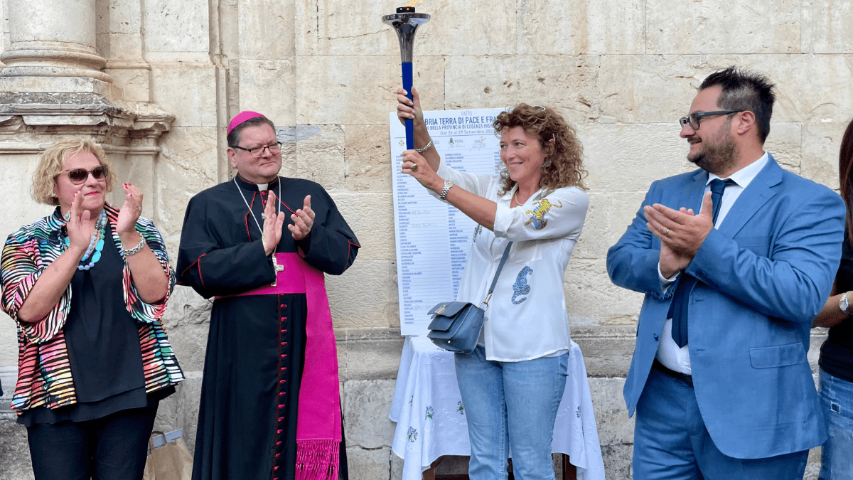 I Tedofori con la fiaccola della pace dell'Associazione "Peace Run Italia" fanno tappa a Co-Ro