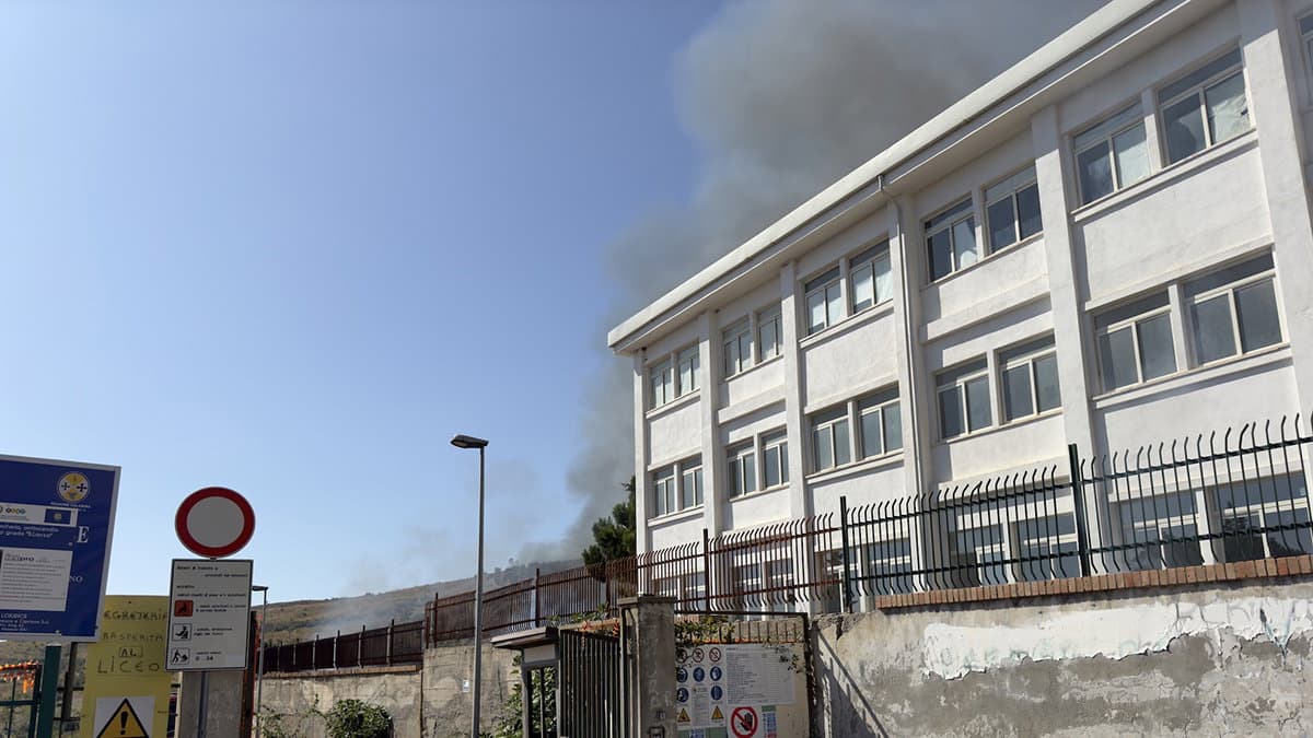 Divampa un incendio ai Licei di Cassano: studenti evacuati