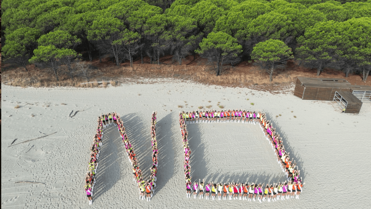 Sulla spiaggia il flash mob delle prefinaliste di Miss Italia per dire "No" alla violenza sulle donne
