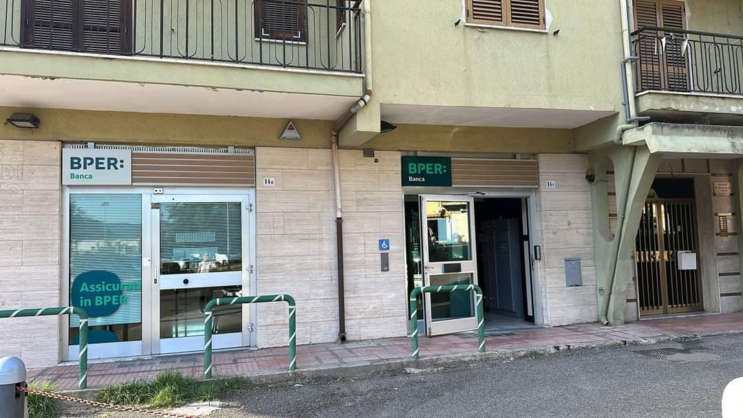 Scesi in piazza in difesa dell'ultimo punto bancario del centro storico rossanese