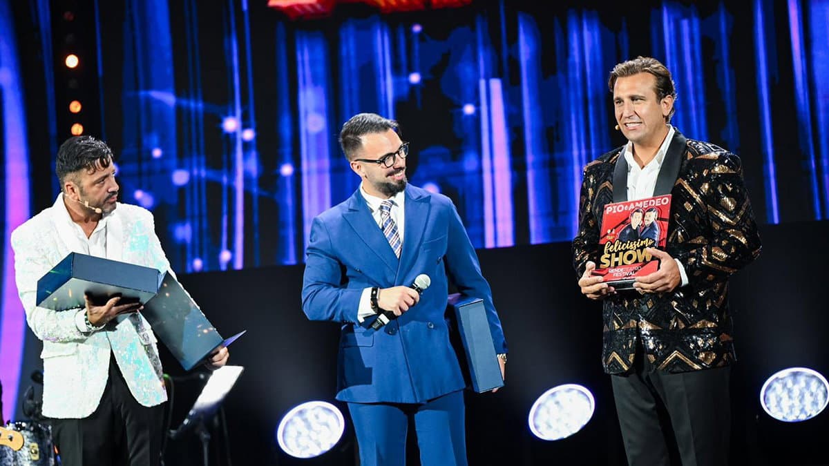 Un'esplosiva standing ovation per lo spettacolo di Pio e Amedeo a Rende