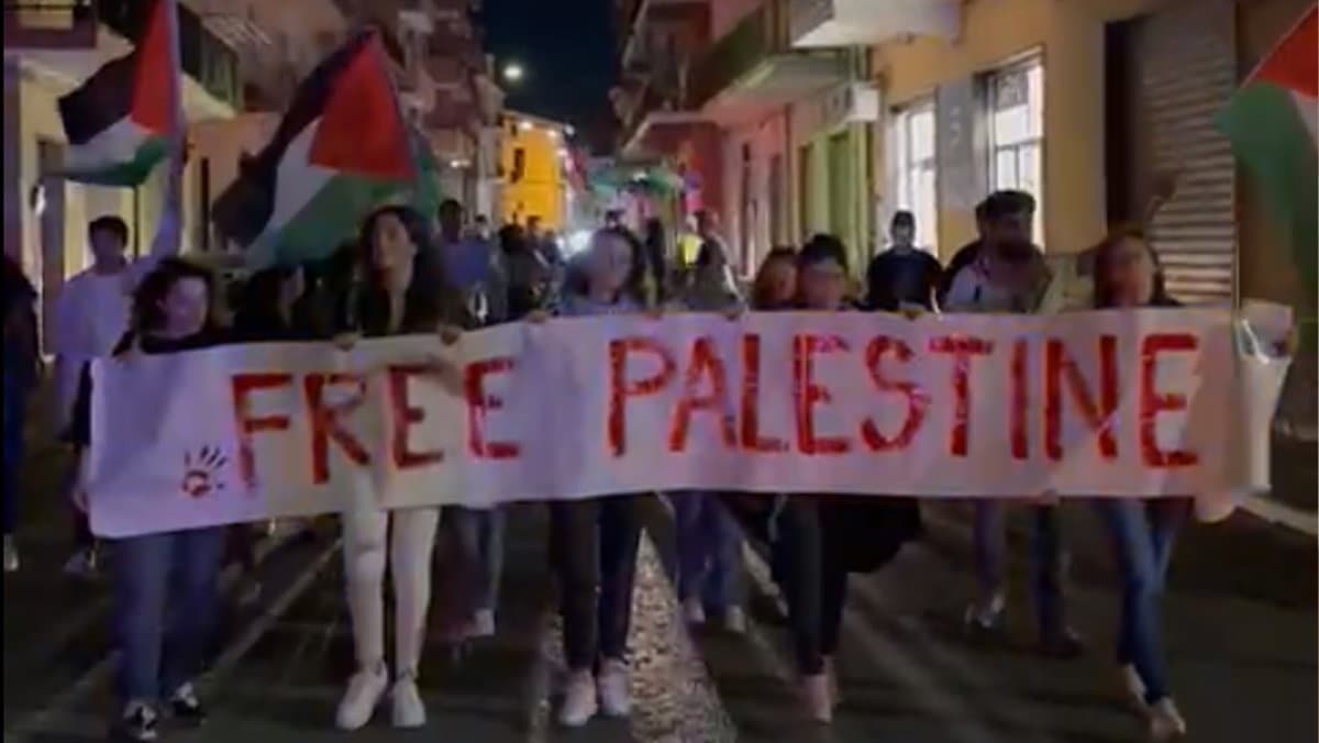 «Tutti i bambini sono innocenti». Crosia scende in piazza in difesa del popolo di Gaza