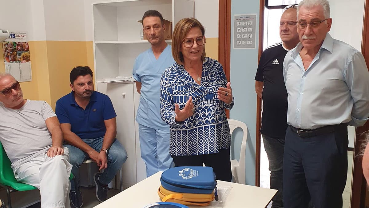 L'Avis di Cariati riceve in dono un defibrillatore da iGreco Ospedali Riuniti