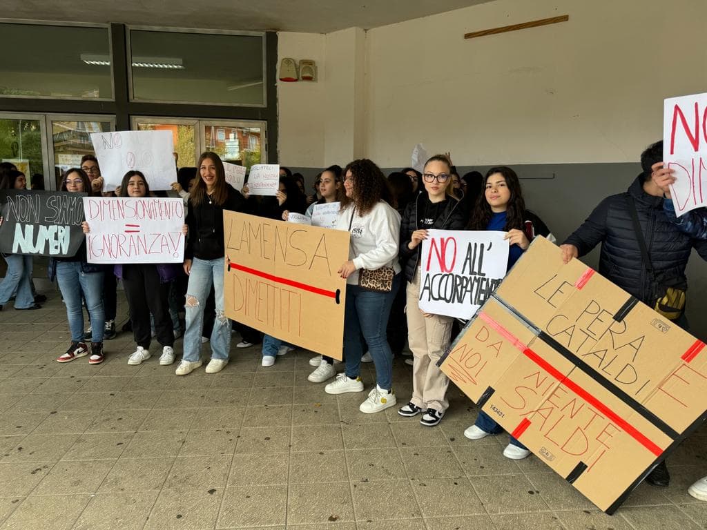 Contro il dimensionamento scolastico scendono in piazza gli studenti di Castrovillari