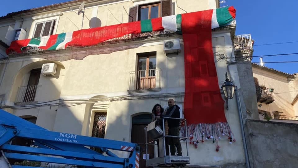 Sciarpe, addobbi e alberelli colorati, così via degli Alberghi diventa la via del Natale
