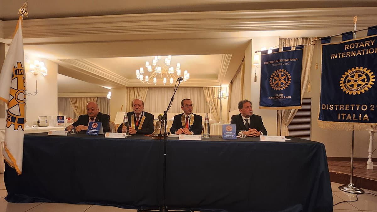 Il Rotary Club Castrovillari riceve la visita  del Governatore del Distretto Francesco Petrolo