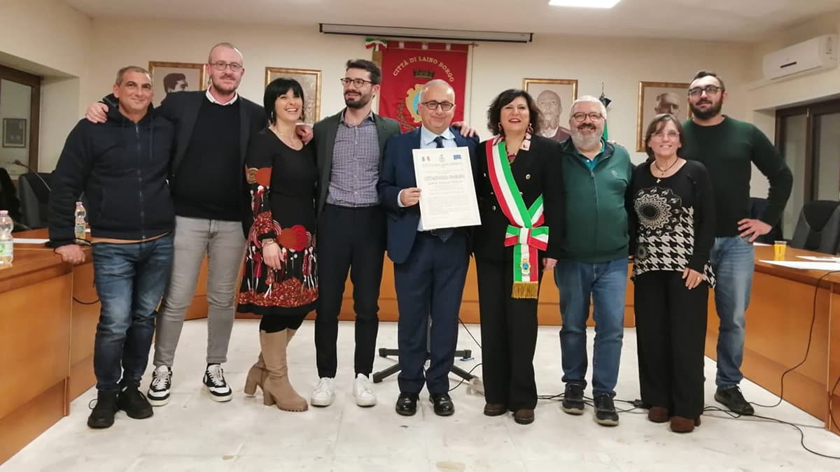 A Laino Borgo la cerimonia di consegna della cittadinanza onoraria al professor Mollo