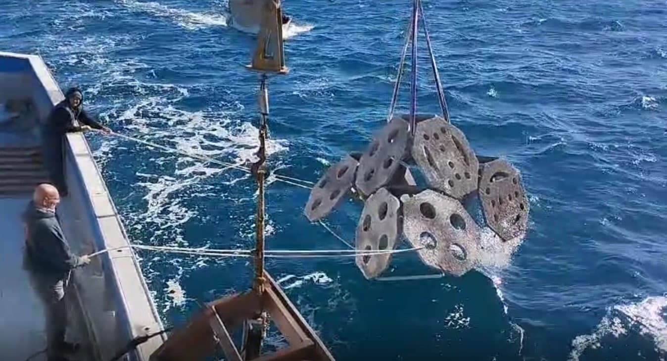 Calopezzati: inabissati nello Jonio i primi due dissuasori contro la pesca a strascico - VIDEO