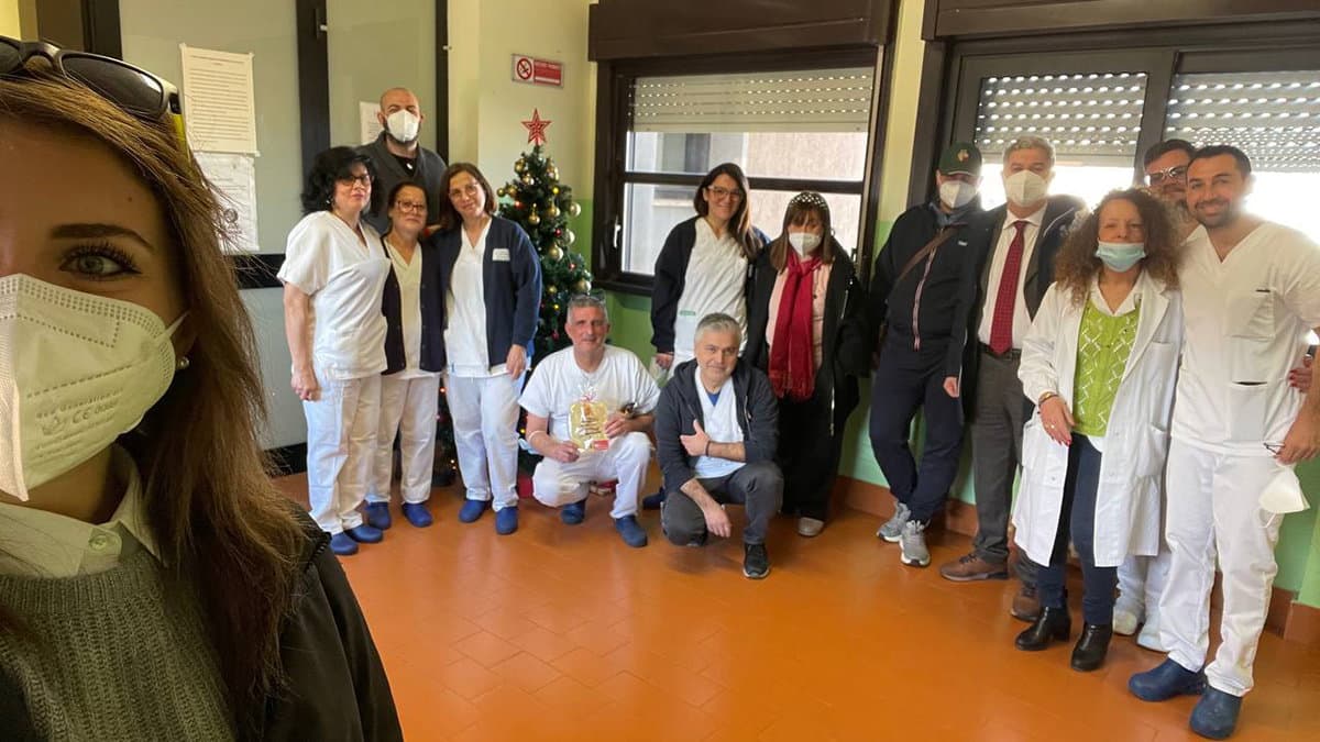 "Gocce nel Deserto" dona quattro nuovi tavoli serviletto al reparto di Oncologia di Co-Ro