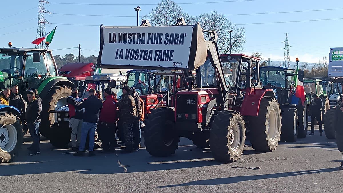 Protesta dei trattori a Spezzano Albanese, nuovo corteo mercoledì 7 febbraio