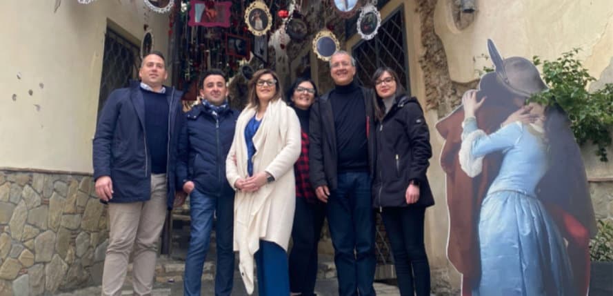 Cariati: pioggia di baci nel Vico San Leonardo
