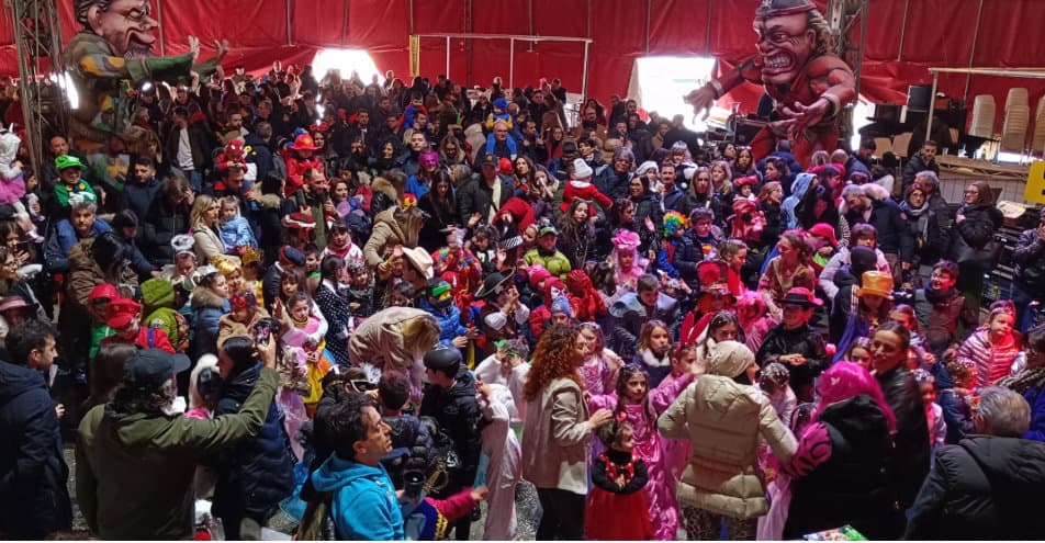 Carnevale di Castrovillari: la pioggia fermano la prima sfilata ma non la festa