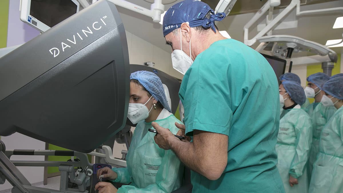 Annunziata, eseguiti 100 interventi con il robot "Da Vinci" grazie al protocollo Unical