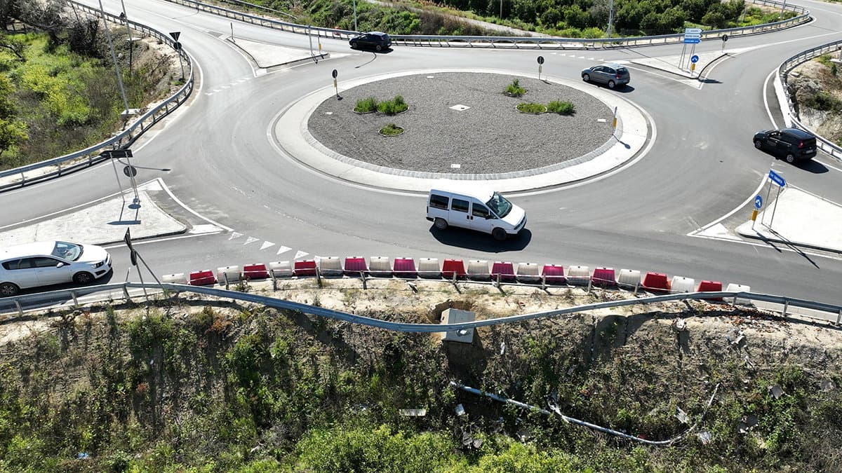 Sicurezza stradale a Co-Ro, "Basta Vittime 106" chiede il ripristino del guardrail sulla rotatoria di Santa Lucia