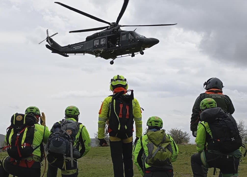 Aeronautica Militare e Soccorso Alpino e Speleologico Calabria si addestrano nel Parco del Pollino