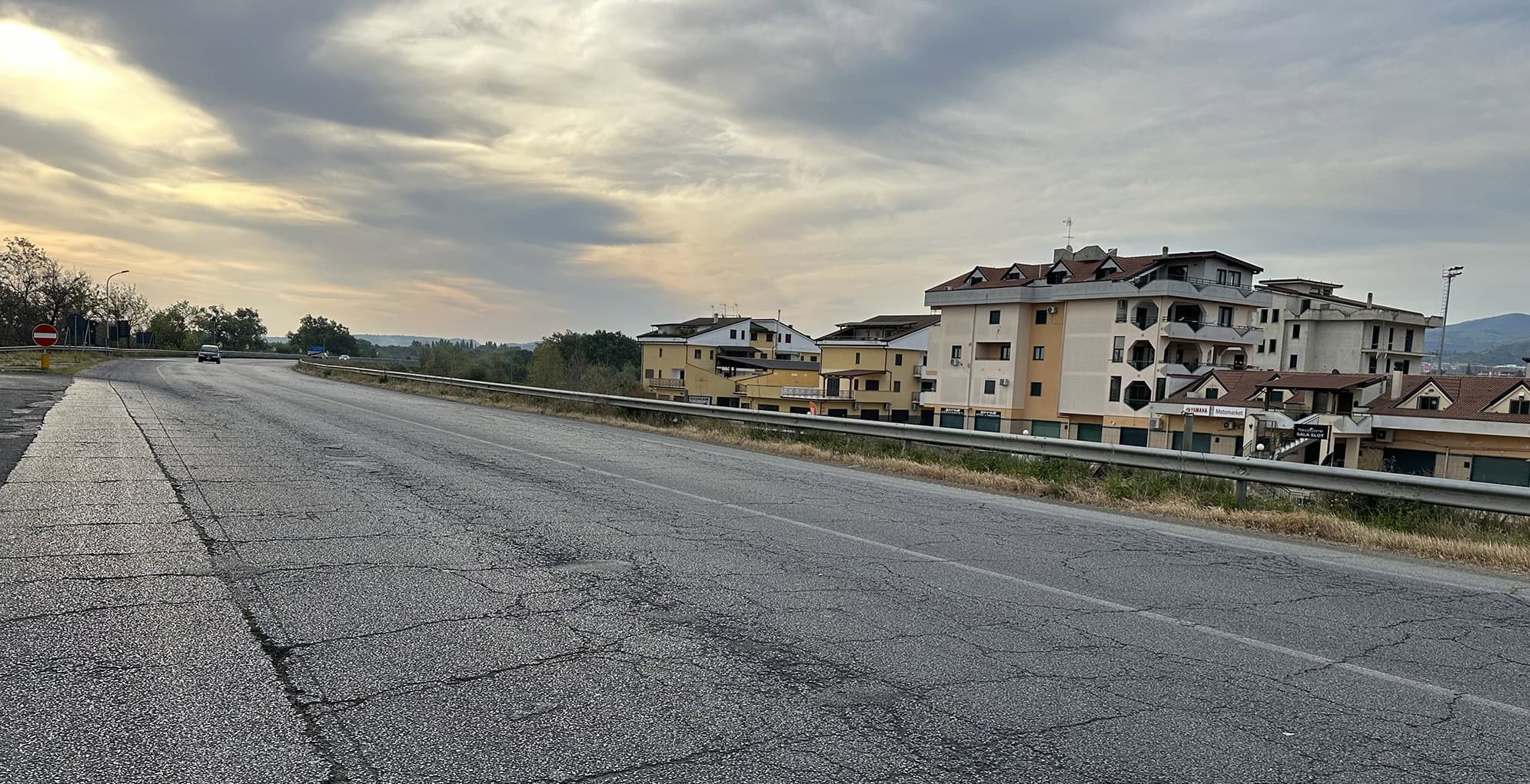 Strada Statale 106, l’allarme di Basta vittime: «Manto stradale in condizioni pessime»