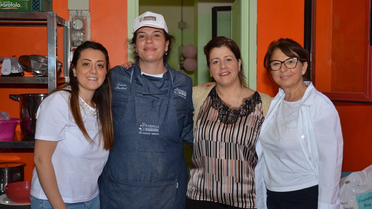 Barbieri ai fornelli con le detenute per il corso di cucina "Con le mani in pasta"