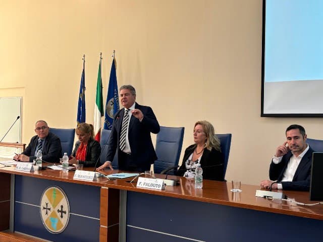 I vincitori del concorso regionale "Ragazzi in aula". Mancuso: «Siate orgogliosi delle vostre origini»