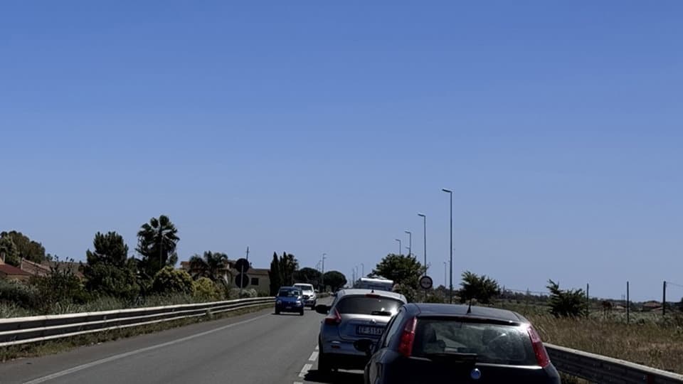 Automobilisti infuriati lungo la 106: ancora problemi di traffico causati dal semaforo dello Stombi