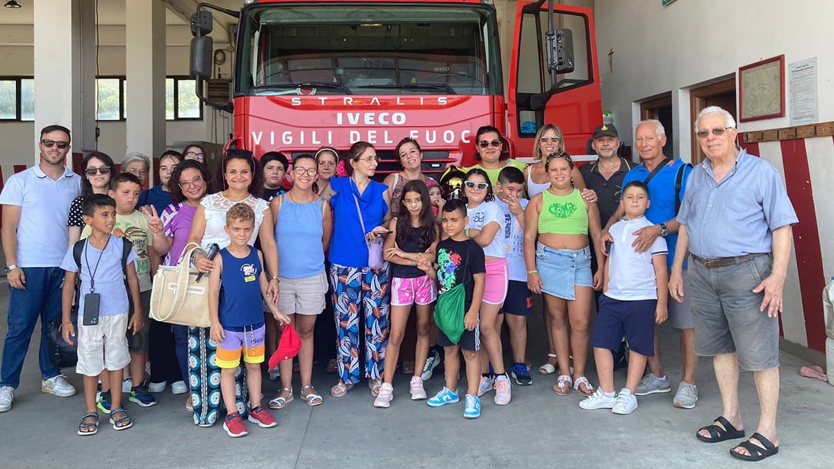 Gli alunni dell'Istituto Amarelli in vista alla caserma dei Vigili del Fuoco di Co-Ro