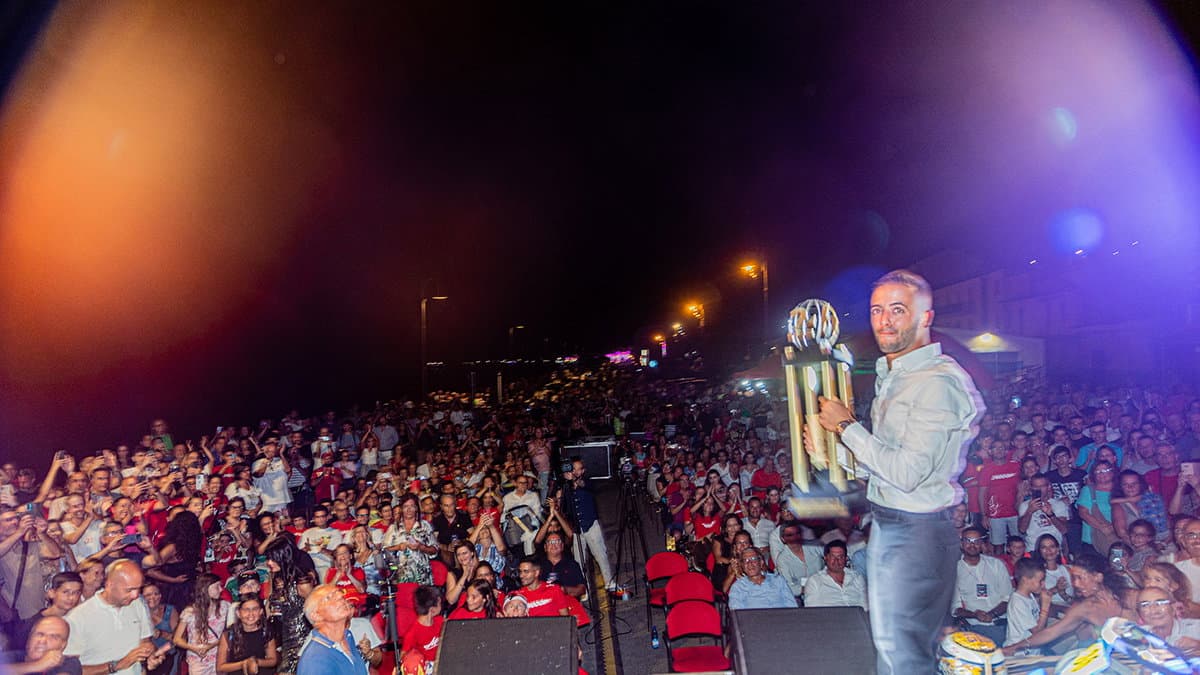 In migliaia per celebrare il pilota calabrese Antonio Fuoco