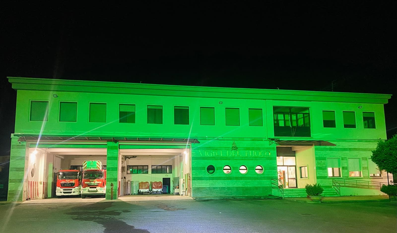 La caserma dei vigili del fuoco si illumina di verde per creare consapevolezza