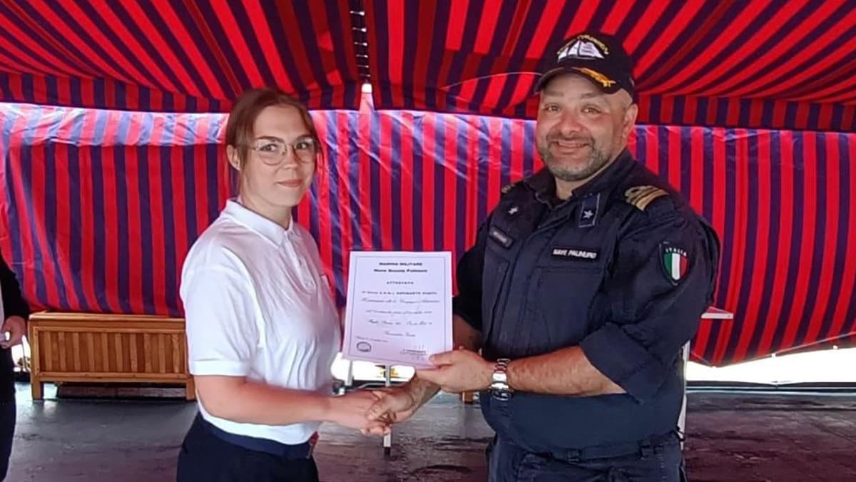 Angela, studentessa del Nautico "Green", fa esperienza formativa a bordo della nave scuola “Palinuro”